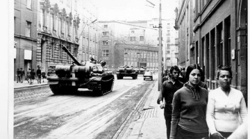 Padomju tanki Bratislavas ielās 1968. gadā. Foto no Jāņa Sīkstuļa arhīva
