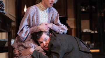 Izrāde ir lēna un mierīga. Pat nosaukdama savu dēlu par niecību, Sofijas fon Keselas Arkadina nepaceļ balsi. Trepļevs — Marsels Hoipermans.
Foto — Cuvilliéstheater