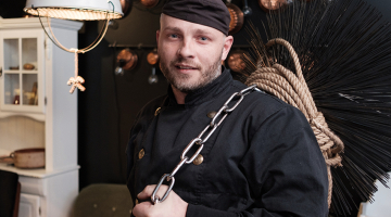 Lai kur es ietu, mans skatiens vienmēr būs vērsts uz augšu, uz jumtiem, saka skursteņslauķis Gatis Geida.
Foto — Reinis Inkēns