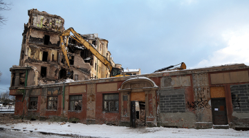 Kalnciema ielas 2B nama nojaukšanas darbi 15. janvārī.
Foto — LETA