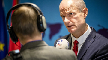 Nīderlandes ārlietu ministrs Stefs Bloks sarunā ar žurnālistiem skaidro, ka ir nopietnas aizdomas par Irānas specdienestu saistību ar divu Nīderlandes pilsoņu noslepkavošanu Almērā. Foto: EPA/Scanpix