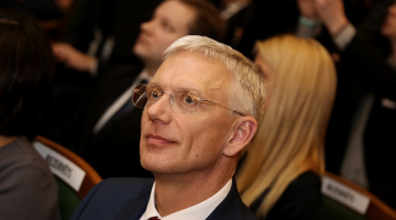 Jaunievēlētais Ministru prezidents Krišjānis Kariņš pēc balsojuma Saeimas ārkārtas sēdē, kurā deputāti izteica uzticību premjera kandidāta izveidotajam Ministru kabinetam. Foto: Edijs Pālens, LETA