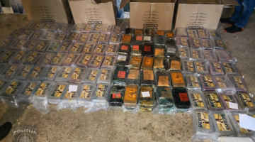 Valsts policija sadarbībā ar ASV tiesībsargājošo iestādi un pretterorisma vienību "Omega" Kokneses novadā izņēma vairāk nekā divas tonnas kokaīna kravu ar 42 kartona kastēm, kurās atradās 2195 briketes ar dažādiem logo - "TNT", "Badboys", "Gold" un ar delfīna attēlu. Foto: Valsts policija/LETA