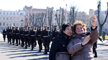 Tūristi fotografējas pie  Brīvības pieminekļa. Foto: Zane Bitere, LETA
