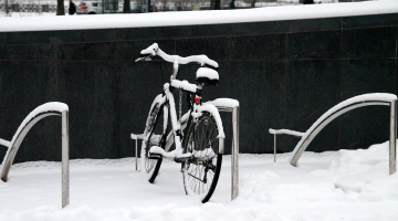 Velosipēdu novietne pie Latvijas Nacionālās bibliotēkas. Foto: Maija Zara, LETA