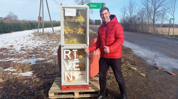 «Audzējam komerciālās šķirnes, ļoti populārs ir ‘Auksis’, tas jau iztirgots. Tagad vitrīnā ir ‘Ligol’, ‘Lobo’, ‘Belorusskoje Maļinovoje’, ‘Antej’, ‘Sinap Orlovskij’. Izvēle ir,» priecājas Gints Neimanis.
Foto — Laura Akmentiņa, Vidzemes Televīzija