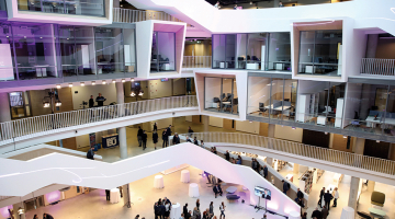 Zinātņu mājas kopējā platība ir 20 tūkstoši kvadrātmetru, kuros izvietotas moderni aprīkotas laboratorijas, dažādu lielumu auditorijas, semināru telpas, kabineti, plaša bibliotēka, atpūtas zonas un palīgtelpas, kā arī Anatomijas muzejs.
Foto — LETA