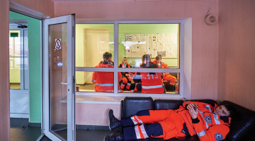 Neatliekamās medicīnas speciālisti, gaidot izsaukumu.
Foto — Edmunds Brencis