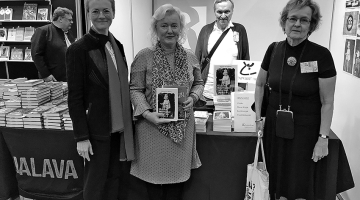 2018. gada Turku grāmatu gadatirgū pie latviešu grāmatu stenda. Priekšplānā no kreisās — Latvijas vēstniece Somijā Kristīne Našeniece, romāna Ulsiks autore Inguna Ula Cepīte, tulkotāja Mirja Hovila. 
Foto no personīgā arhīva