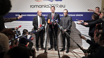 Francijas ārlietu ministrs Žans Īvs Ledriāns (no kreisās), Lielbritānijas ārlietu ministrs Džeremijs Hants un Vācijas ārlietu ministrs Heiko Māss tikšanās laikā Rumānijā paziņo, ka ES atklāj jaunu iespēju tirdzniecībai ar Irānu pēc ASV pasludinātajām sankcijām. Foto: EPA/Scanpix