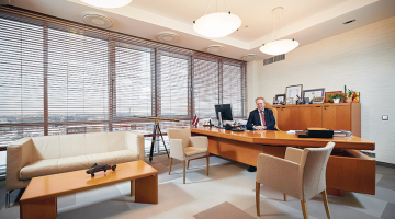 Nepilns tūkstotis darbinieku un 27 gadi LMT prezidenta krēslā Jurim Bindem iemācījuši jebkura vadītāja svarīgāko uzdevumu — prasmi deleģēt.
Foto — Edmunds Brencis