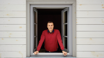 «Dziesma ir maniem bērniem, ģimenei un visiem čaļiem, ar kuriem kopā esmu dienējis,» saka Raivis Ušackis. Sešgadīgais dēls zinot dziesmu, arī trīsgadīgā meita dungojot līdzi.
Foto — Edmunds Brencis