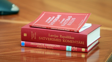 Saeimas Kārtības rullis un Satversmes komentāri. Foto: Ieva Čīka, LETA