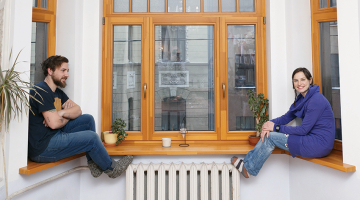 Ullai Milbretai un Johanam Safrejam Rīgas dzīvokļa palodze ir mīļākā vieta, 
kur apspriesties un pa logu vērot Matīsa ielas satiksmi.
Foto — Lauris Aizupietis