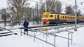Pērn augustā šajā vietā gāja bojā 22 gadīgs puisis, bet šā gada janvārī — 15 gadīgs. Pāreja atrodas ap 500 metru no stacijas Zolitūde uz Rīgas pusi, un no vilciena sargā šāda konstrukcija, kas nesamazina gājēja ātrumu. Jau pērn rudenī to bija iecerēts mainīt, taču uzsala, un darbus nācās atcelt. Šogad Latvijas dzelzceļš sola pāreju labiekārtot ar skaņas signālu.
Foto — Edmunds Brencis