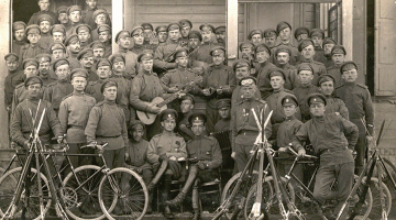 Rīgas frontes Slokas iecirknis, Ķemeros, 1916.gada vasara, 4.Vidzemes latviešu strēlnieku bataljona kājnieku izlūku komandas karavīru grupa ar komandas priekšnieku Edvīnu Medni (pirmajā rindā piektais no kreisās).
Foto no Jāņa Hartmaņa personīgā arhīva