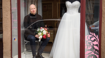 «Man nepatīk inscenētas kāzu bildes, tāpēc fotografēju reportāžas stilā,» saka Rolfs Vendiņš, kurš atzīts par labāko kāzu fotogrāfu Latvijā 2018. gadā.
Foto — Gints Ivuškāns