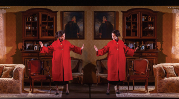 Māsas Madara un Agnese Rutkēvičas, protams, dzīvē ir atšķirīgas, lai gan izrādē uztveram viņas kā identiskas, dekoratīvas būtnes, kas maina kleitas.
Foto — Jānis Deinats