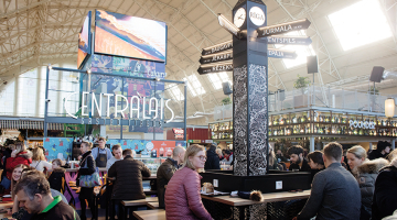 Centrāltirgus gastronomijas paviljonā cieši blakus ir 23 dažādas ēstuves.
Foto — Kristīne Madjare