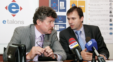 Rīgas satiksme valdes priekšsēdētājs Leons Bemhens (no kreisās) un Rīgas karte valdes loceklis Aleksandrs Brandavs preses konferencē par vienotās elektroniskās biļetes ieviešanu Rīgas sabiedriskajā transportā 2008. gadā. 
LETA foto