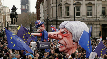 Vairāk nekā miljons cilvēku sestdien izgāja Londonas ielās, lai pieprasītu Apvienotās Karalistes palikšanu Eiropas Savienībā un vēl vienu Brexit referendumu. Bet Brexit pretinieku petīciju par palikšanu ES parakstījuši jau vairāk nekā pieci miljoni cilvēku. Lielbritānijas konservatīvo rindās izskan aicinājumi premjerministrei Mejai atkāpties.
Foto — AFP/LETA