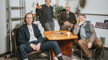 Grupa Orbīta birojā Ģertrūdes ielā. No kreisās: Vladimirs Svetlovs, Aleksandrs Zapoļs, Sergejs Timofejevs un Artūrs Punte.
Foto — Lauris Aizupietis