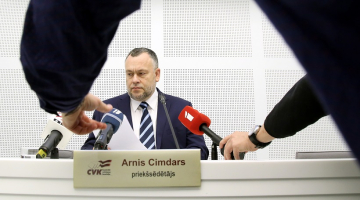 Centrālās vēlēšanu komisijas priekšsēdētājs Arnis Cimdars piedalās preses konferencē. Foto: Evija Trifanova, LETA