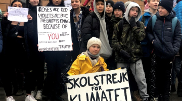 Zviedru 16 gadus vecā Grēta Tunberga (priekšplānā) kopā ar skolasbiedriem aicina politiķus domāt par klimata pārmaiņām. Foto: REUTERS/Ilze Filks