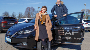 Raksta autore Ieva Jakone
ar dzīvesbiedru pie izmēģinātā elektromobiļa.
Foto — Lauris Aizupietis