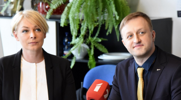 Latvijas Televīzijas valdes locekle digitālās attīstības un satura jautājumos, XXVI Vispārējo latviešu Dziesmu un XVI Deju svētku izpilddirektore Eva Juhņēviča (no kreisās) un jaunieceltais LTV valdes priekšsēdētājs, Latvijas zāļu ražotāja "Olainfarm" mārketinga tirgus datu analītiķis Einārs Giels piedalās preses konferencē pēc NEPLP sēdes, kurā apstiprināja jauno LTV valdi. Foto: Zane Bitere, LETA