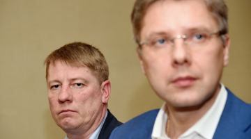 Pašvaldības SIA "Rīgas satiksme" pagaidu vadītājs Anrijs Matīss (no kreisās) un Rīgas domes priekšsēdētājs Nils Ušakovs atbild uz žurnālistu jautājumiem. Foto: Zane Bitere, LETA