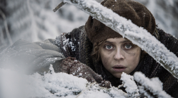 Galvenās varones Līnas lomā 
britu aktrise Bela Poulija.
Publicitātes foto