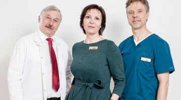 No kreisās: Mārcis Leja, Anžela Pavloviča un Ivars Tolmanis, SIA Gremošanas slimību centra Gastro īpašnieki.
Foto — Ieva Salmane