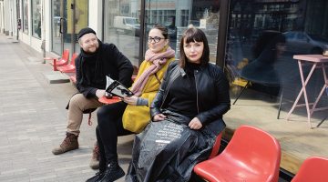 No kreisās: Reinis Pētersons, Anete Konste ar komiksu sērijas  The Life of I grāmatu rokās un Una Rozenbauma ar introvertu mēteli.
Foto — Kristīne Madjare