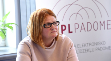 Nacionālās elektronisko plašsaziņas līdzekļu padomes (NEPLP) locekļi Gunta Līdaka piedalās preses konferencē pēc NEPLP sēdes, kurā apstiprināja jauno LTV valdi. Foto: Zane Bitere, LETA