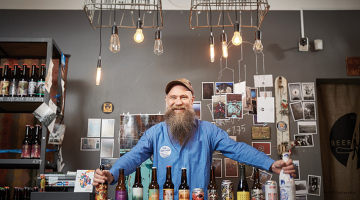 Maikls Perdī no Amerikas pārcēlās uz Latviju un pirms četriem gadiem atvēra alus bodi Beerfox. Šajā nedēļas nogalē ar domubiedriem rīko amatalus festivālu.
Foto — Edmunds Brencis