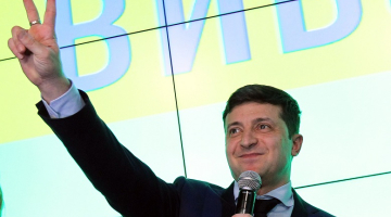 Komiķis Vladimirs Zeļenskis priecājas par Ukrainas prezidenta vēlēšanu pirmās kārtas rezultātiem. Foto: EPA/STEPAN FRANKO