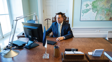 Igaunijas premjerministrs Jiri Ratass savā darba kabinetā.
Foto — Scanpix