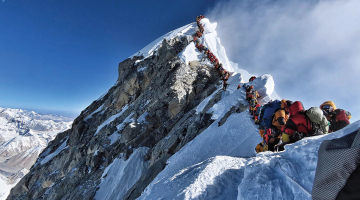 Kalnā kāpēju rinda pie Everesta virsotnes 22. maijā.
Foto — AFP/Scanpix