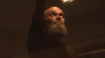 Milzīga, neatņemama filmas vērtība ir mākslinieka stāsti, pastāsti, pat jociņi par pēdējās personālizstādes Es nemiršu gleznu sižetiem — caur tiem kaut mazliet iekļūstam Blumberga pasaulē