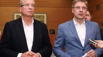 No amata atlaistais Rīgas mērs Nils Ušakovs (pa labi) un no amata demisionējušais vicemērs Andris Ameriks abi kandidē Eiroparlamenta vēlēšanās.
Foto — LETA