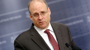 ASV Finanšu ministrijas sekretāra vietnieks terorisma finansēšanas jautājumos Maršals Bilingslijs piedalās preses brīfingā pēc tikšanās ar Latvijas premjeru Ministru kabinetā. Foto: Paula Čurkste, LETA