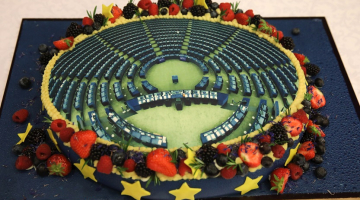 Torte ar Eiropas Parlamenta sēžu zāles attēlu. Foto: Ieva Leiniša, LETA