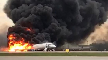 Krievijas lidsabiedrības "Aeroflot" lidmašīna "Sukhoi Superjet-100" (SSJ100) aizdegās un bija spiesta nosēsties Maskavas lidostā Šeremetjevo 5.maijā.  Attēls no Krievijas izmeklēšanas komitejas video/TASS/Scanpix