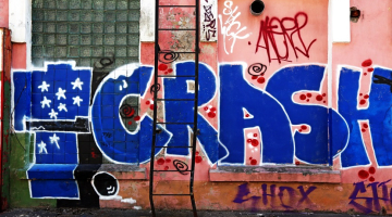 Grafiti Tallinas ielas 10 pagalmā. Foto: Edijs Pālens, LETA