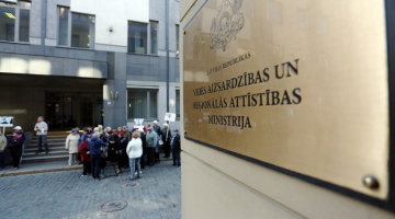 Pie Vides un reģionālās attīstības ministrijas notiek Ikšķiles novada uzņēmēju biedrības rīkotais pikets par administratīvi teritoriālās reformas piedāvājumu. Foto: Edijs Pālens, LETA