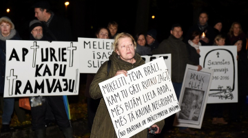 Dzejniece Inese Zandere 2016.gadā piedalās protesta akcijā pret Skanstes tramvaja līnijas izbūvi Senču ielā, godinot Krišjāni Baronu un Frici Brīvzemnieku, Lielajos kapos. Foto: Ieva Makare, LETA