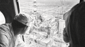 Dozimetristi 1986. gada 14. maijā no helikoptera mēra radioaktīvā piesārņojuma līmeni virs eksplodējušā Černobiļas reaktora.
Foto — Scanpix
