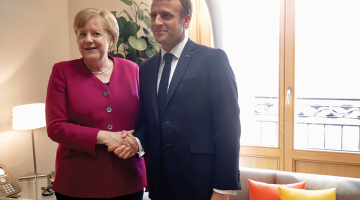 Vācijas kanclere Angela Merkele un Francijas prezidents Emanuels Makrons 28. maijā Briselē pirms neformālām divpusējām sarunām smaidīgi pozē kamerai. Taču šie smaidi bija maldinoši