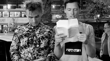 Eiropas literatūras festivāla rīkotājs Stīvens Dž. Faulers un Krišjānis Zeļģis kopīgajā performancē.
Foto — Inga Pizāne